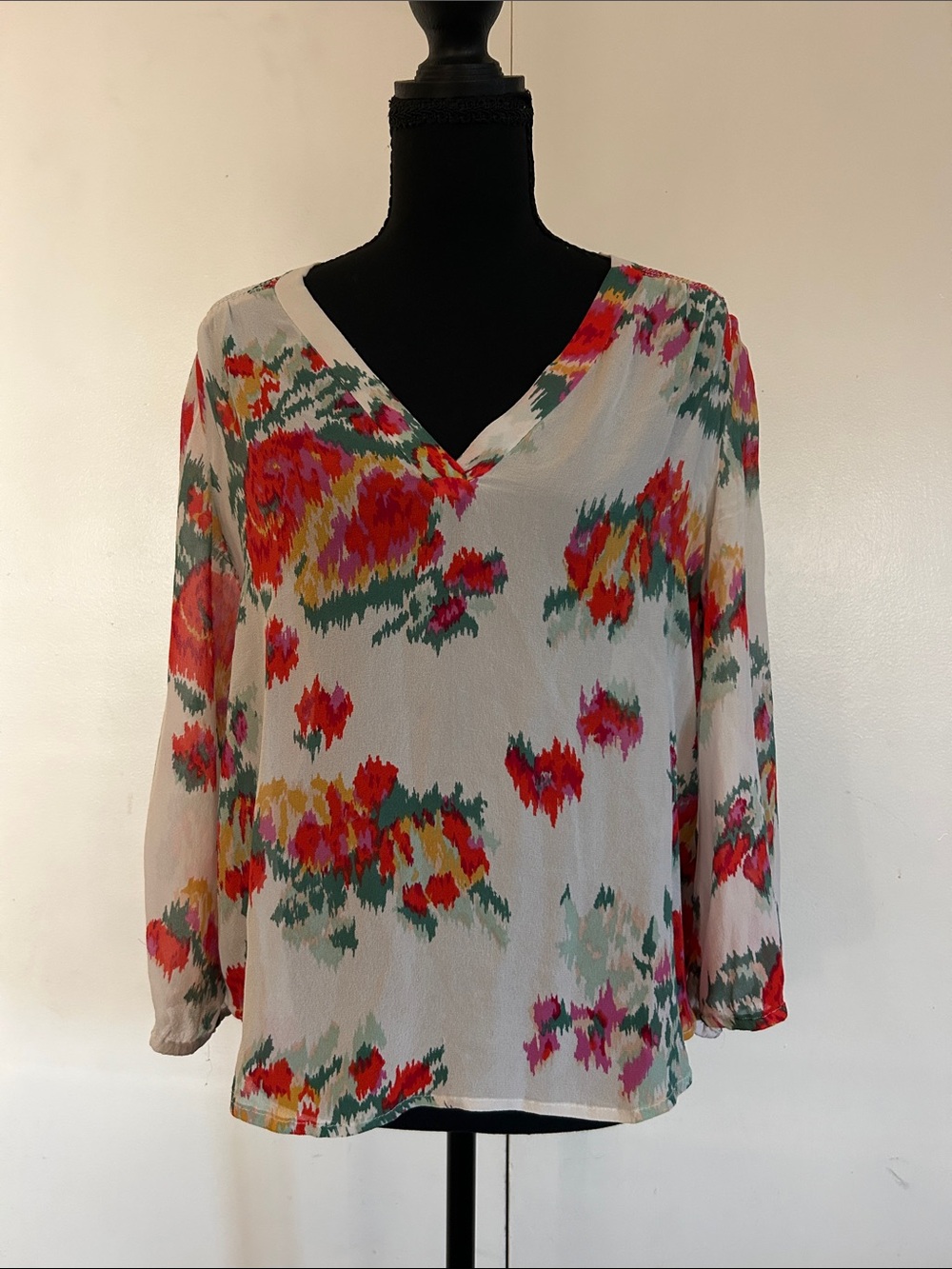 Joie Axcel Floral Ikat-Printed 100% Silk Blouse Lightweight Semi Sheer V Neck